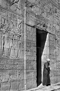 afrique, egypte, luxor, entrée du temple d'horus, 1920 1930