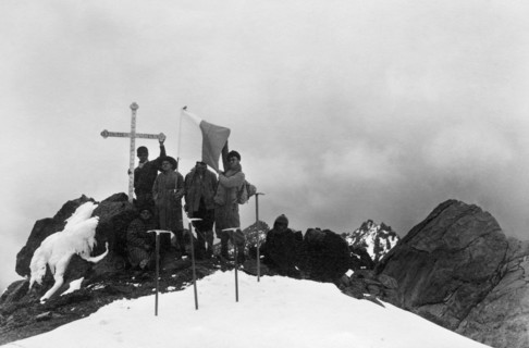afrique, kenya, explorateurs au sommet de lenana place la croix et le drapeau papal, 1930