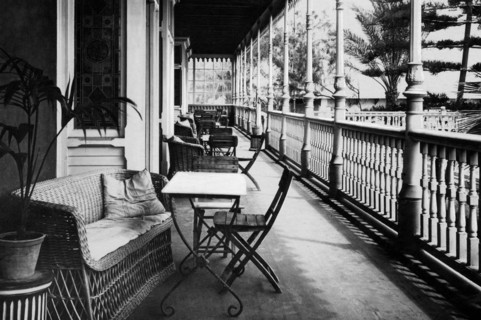 espagne, archipel des canaries, las palmas, véranda de l'hôtel metropole en bord de mer, 1920 1930