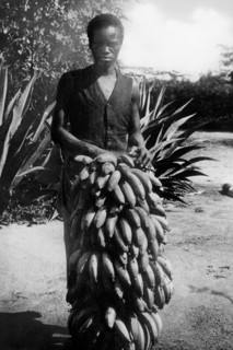 afrique, somalie, indigène avec casque de banane de la variété juba, 1940