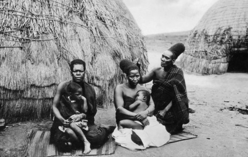 afrique, afrique du sud, zululand, famille zulu devant la hutte, 1927