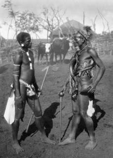 afrique, afrique du sud, zululand, un sorcier et un jeune zoulou, 1927