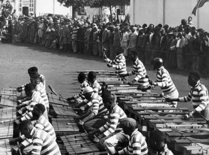 afrique, afrique du sud, joueurs pendant la danse guerrière des mineurs d'or, 1920 1930