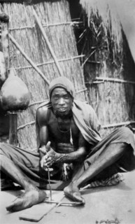 afrique, afrique du sud, zululand, des indigènes allument un feu de manière primitive, 1920 1930