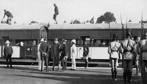 afrique, ouganda, autorités voyageant en train, 1920 1930