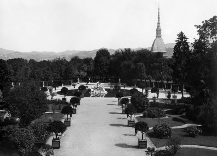 europe, italie, turin, palais royal, le jardin avec vue sur la mole antonelliana, 1910