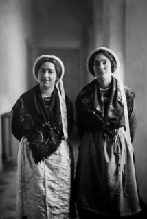 europe, italie, piedmont, pragelato, costumes de femmes vaudoises, 1930 1940