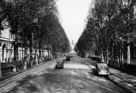 europe, italie, piémont, turin, corso vittorio emanuele II avec son monument, 1957