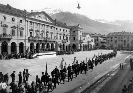 europe, italie, val d'aoste, cérémonie patriotique sur la piazza carlo alberto, 1920 1930