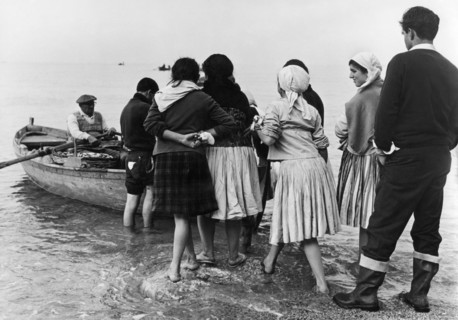 europa, italie, calabre, femmes avec des pêcheurs près de scilla et bagnara, 1965