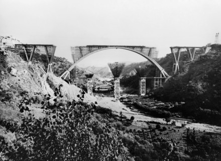 europa, italie, calabre, catanzaro, travaux de construction du pont sur le torrent fiumarella, 1962