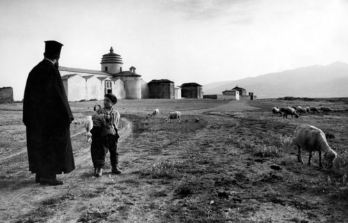 europa, italie, calabre, frascineto, moine basilien avec enfant près de l'église, 1965