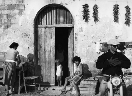 famille devant la maison, cosenza, calabre, italie, 1957
