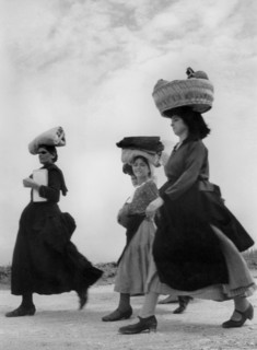 femmes portant des vêtements traditionnels, calabre, italie, 1950