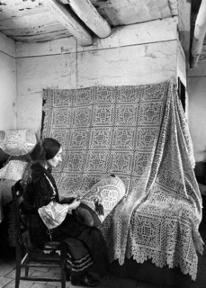 femme brodant, tiriolo, calabre, italie, 1950