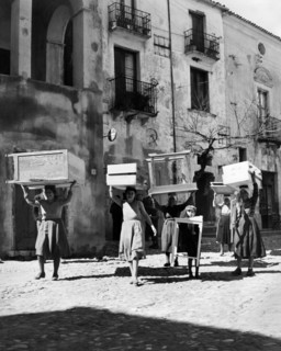femmes dans la rue, calabre, italie, 1952
