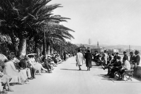 italie, sanremo, personnes sur le front de mer de la ville, 1920