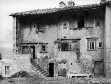 europe, italie, abruzzes, pescocostanzo, deux maisons du 16e siècle, années 1920