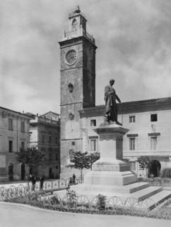 europe, italie, abruzzes, l'aquila, piazza palazzo, monument à sallustio, tour du palais de justice, 1910 1920