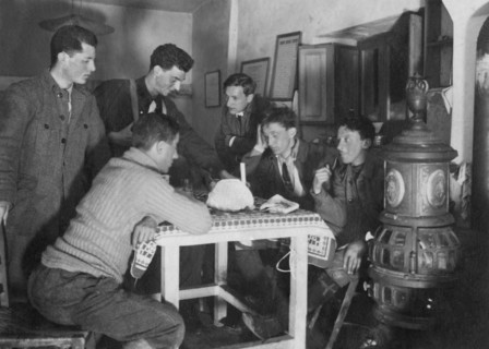 europe, italie, abruzzes, intérieur d'un refuge, 1914