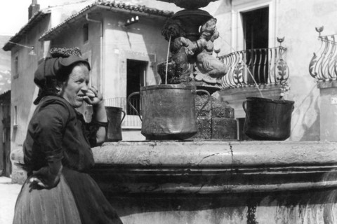 europe, italie, abruzzes, pescocostanzo, femme à la fontaine, 1920 1930