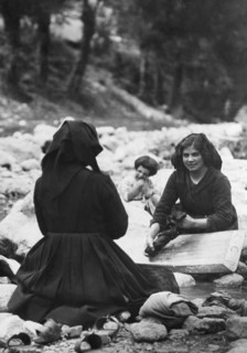 europe, italie, abruzzes, parc national des abruzzes, pescasseroli, lavage dans la rivière sangro, 1910 1920
