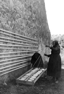 europe, italie, abruzzes, torre dei passeri, femmes tisseuses, 1910 1920