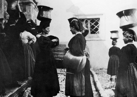 europe, italie, abruzzes, scanno, porteurs d'eau à la fontaine, 1910 1920