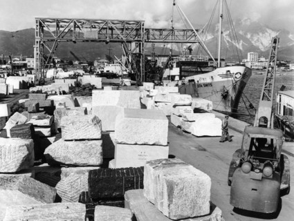 blocs de marbre, port, marina di carrara, toscane, italie 1965