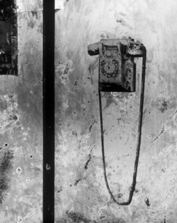 téléphone après l'inondation du 4 novembre 1966, florence, toscane, italie, 1967