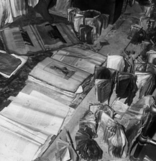 livres après l'inondation du 4 novembre 1966, florence, toscane, italie, 1967