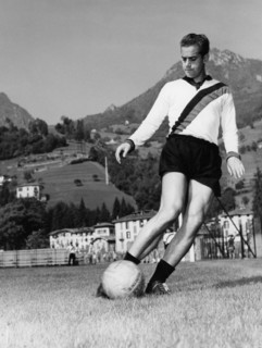 football, l'espagnol luis suarez, demi gauche de l'inter, à l'entraînement à san pellegrino (bg), 1961