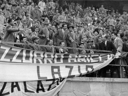 supporters à san siro pendant le match inter-lazio, 1955