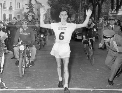 marche de 100 km, de lugano à lecco, gagnée par misson ton, 1957