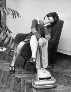 une femme se reposant après des travaux ménagers, 1968