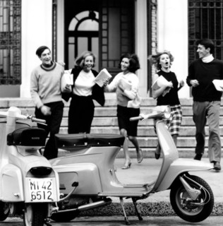 italie, garçons quittant l'école, 1964