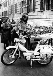 italie, fille sur un micromoteur, 1968