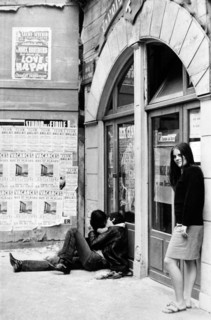 europe, france, paris, garçons dans la rue de colombe, 1970