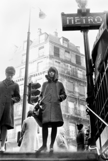 europe, france, paris, femmes à l'entrée du métro, années 1970