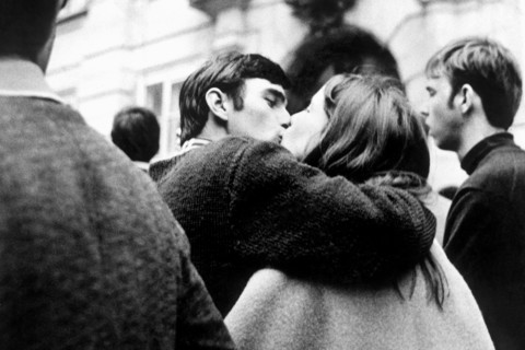 europe, autriche, vienne, un jeune couple s'embrassant, 1970