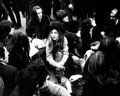 europe, angleterre, londres, étudiants à trafalgar square, 1970