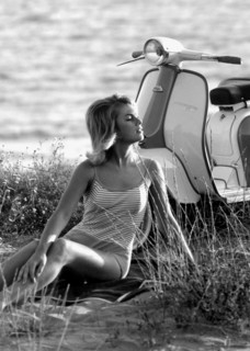 europe, italie, fille sur la plage avec lambretta, 1965