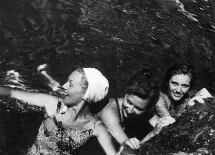 italie, campanie, île de capri, bains à marina piccola, 1930