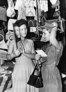touristes, magasin de vêtements, florence, toscane, italie, 1959