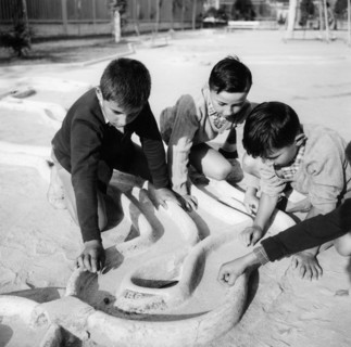 enfants jouant à la boccette, 1957