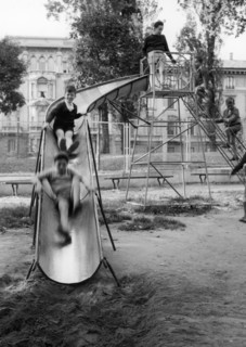 parc de milan, enfants sur le toboggan, 1957