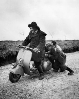 professeur sur un scooter, avril 1952