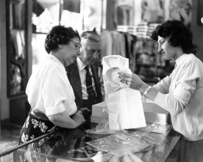 touristes américains faisant des achats dans le centre de milan, 1956