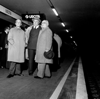 italie, lombardie, milan, le maire pietro bucalossi, l'honorable meda et l'honorable ezio vigorelli quelques jours avant l'inauguration du métro, 1964