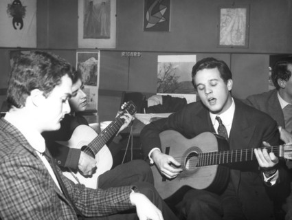 des jeunes jouent et chantent à l'oie d'or à milan, 1963
